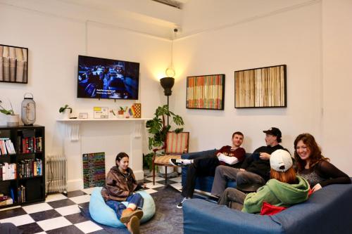 un gruppo di persone seduti in un soggiorno di Urbany Hostel London 18-40 Years Old a Londra