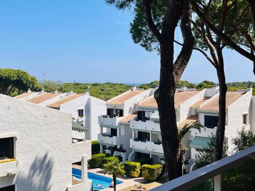 ariaal uitzicht op een groot wit gebouw met een zwembad bij Precioso apartamento en la playa de Pals con piscina - Recinto Puig Sa Guilla in Pals