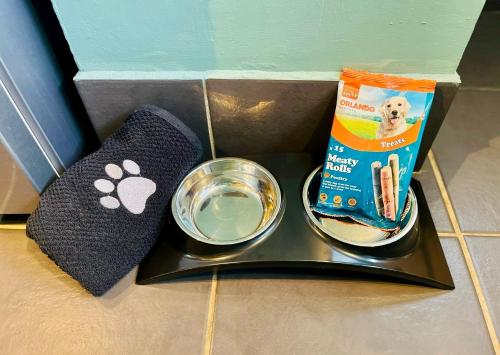 eine Kiste mit einer Schüssel Hundefutter und einer Tüte Hundemilch in der Unterkunft Gorwel, Spacious 3 Bedroom Cottage near the Beach in Llanarth