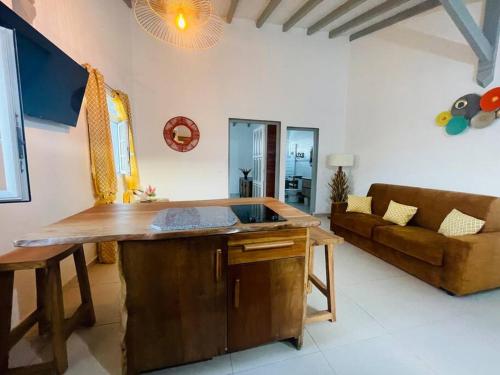 Logement « Indigo » في Capesterre: غرفة معيشة مع طاولة وأريكة
