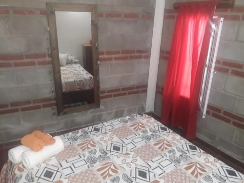 Een bed of bedden in een kamer bij Mini Complejo Familiar Roque