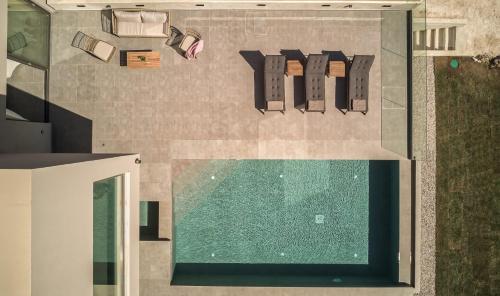 Luxury Villa Mon II Vassilikos في فاسيليكوس: منظر علوي لمسبح في منزل