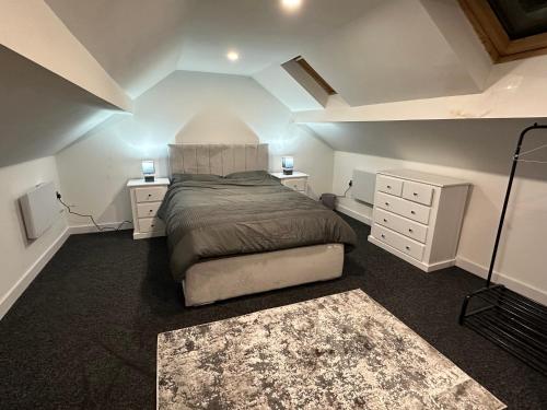 1 dormitorio con 1 cama y 2 vestidores y 1 cama sidx sidx sidx sidx sidx en New York wicker en Sheffield