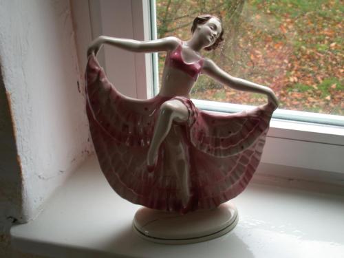 a statue of a woman sitting in a ballerina at Erholen und Wohlfühlen Auf dem Knick in Detmold