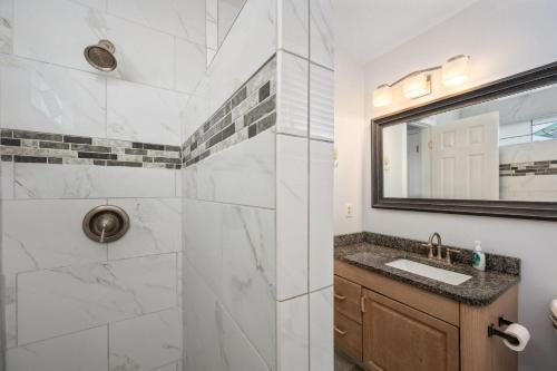 馬頭城的住宿－ML18 Sandy T'z，带淋浴、水槽和镜子的浴室