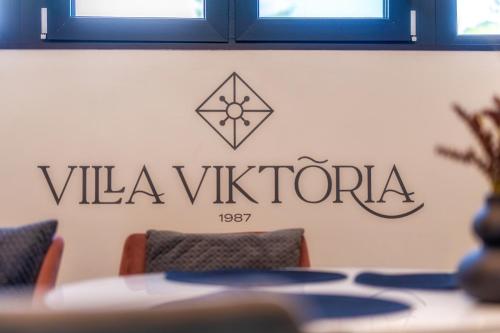 a sign on a wall that reads villa viktorva at Villa Viktória in Balatonfüred