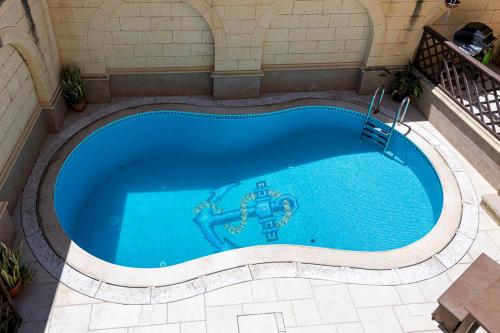 - une vue sur la grande piscine dans l'établissement 3 Bedroom Farmhouse with Private Pool in Zebbug Gozo, à Żebbuġ