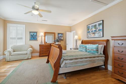 - une chambre avec un lit et un ventilateur de plafond dans l'établissement All Occasion House, à Folly Beach
