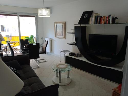 A television and/or entertainment centre at APPARTEMENT AU CALME