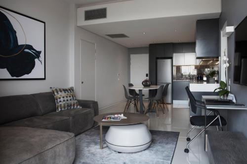 sala de estar con sofá y mesa en KWT property, en Soweto