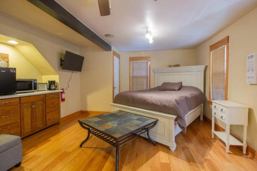 Ένα ή περισσότερα κρεβάτια σε δωμάτιο στο Stay In Ohiopyle in town by the GAP trail, hot tub