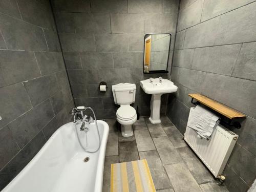 La salle de bains est pourvue d'une baignoire, de toilettes et d'un lavabo. dans l'établissement Bolsover Castle View, à Bolsover