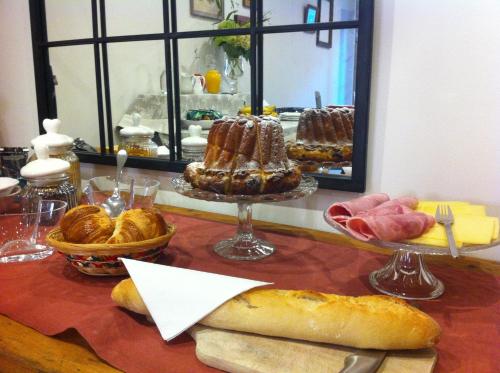 - une table avec un bouquet de pain et de viennoiseries dans l'établissement Coté Cour Bischwihr Colmar, à Bischwihr