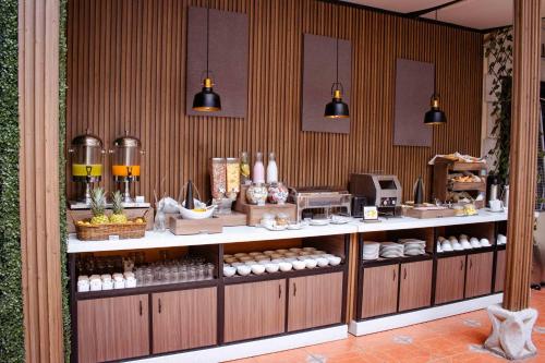 een vitrine in een restaurant met eten bij El Portal Del Marques in Cajamarca