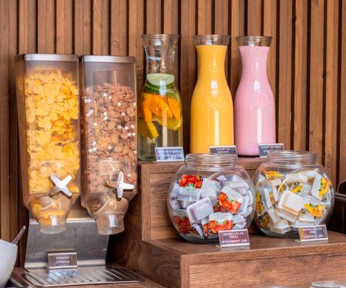 een groep vazen en potten met verschillende soorten voedsel bij El Portal Del Marques in Cajamarca