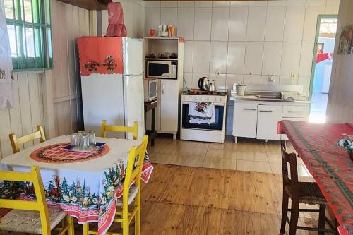Kuchyň nebo kuchyňský kout v ubytování Casa na Beira Mar - Relaxe sentindo a brisa do Mar a poucos metros do oceano