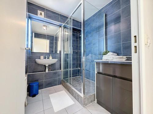 ein Bad mit einer Dusche und einem Waschbecken in der Unterkunft Chaleureux et spacieux - Paris - Stade de France in Saint-Denis