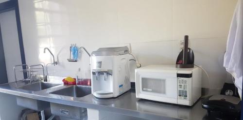 encimera de cocina con cafetera y microondas en A3EM Casa de Gorceix, en Ouro Preto