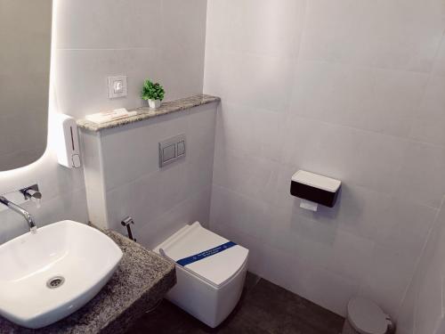 Koupelna v ubytování Bay Breeze Suites