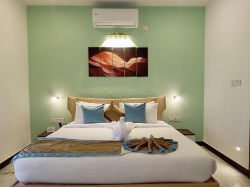 Postel nebo postele na pokoji v ubytování Bay Breeze Suites