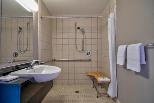 un baño con lavabo y ducha en Motel 6 Santa Fe, en Santa Fe