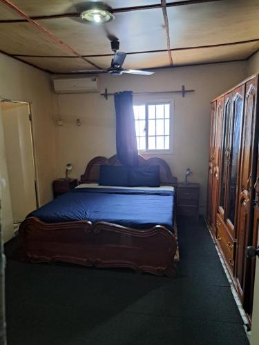 sypialnia z łóżkiem i oknem w obiekcie Brufut Residence w mieście Brufut