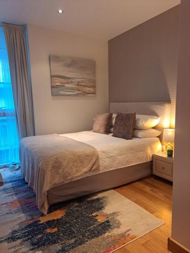 a bedroom with a bed and a window at Modern Dublin City Centre in Dublin