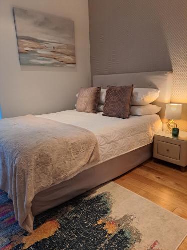 sypialnia z dużym łóżkiem z poduszkami w obiekcie Modern Dublin City Centre w Dublinie