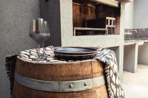 un tavolo con un piatto e un bicchiere di vino di El Refugio Apart a Villa Serranita
