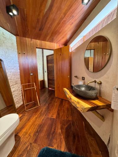 een badkamer met een wastafel en een spiegel bij Casa Kaan Calakmul in Xpujil