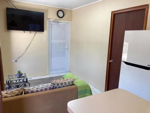 TV a/nebo společenská místnost v ubytování Oranjestad Apartment