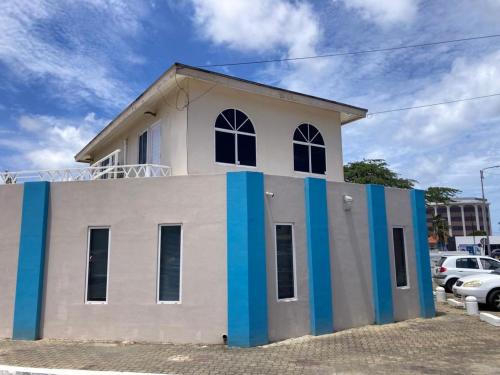 um edifício com tinta azul e branca em Oranjestad Apartment em Oranjestad