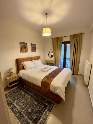 1 dormitorio con 1 cama grande y 1 alfombra en Mountain Retreat I - Karpenisi, en Karpenisi