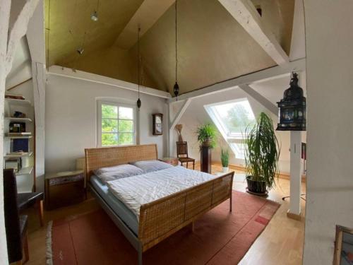 a bedroom with a large bed in a room at Erholen und Wohlfühlen Auf dem Knick in Detmold