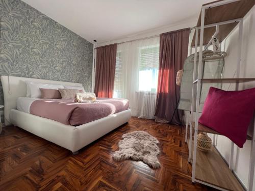 1 dormitorio con cama blanca y ventana en Residenza San Rocco en Cavaglià