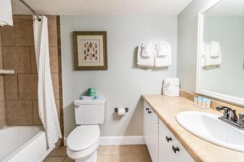 Un baño con inodoro, lavabo y bañera. en Majestic Seascape 6th Flr Oceanfront King Room, en Pawleys Island