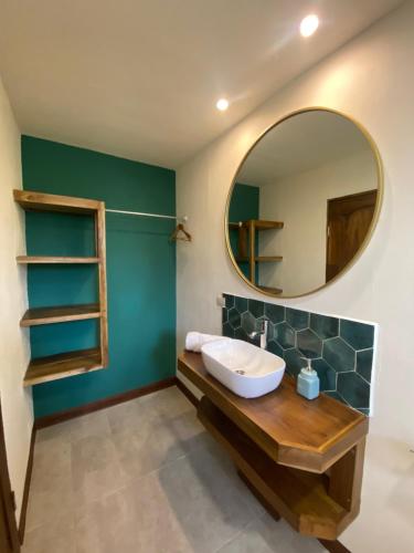 bagno con lavandino e specchio di Oasis by Franklin Hotel Boutique a Fortuna