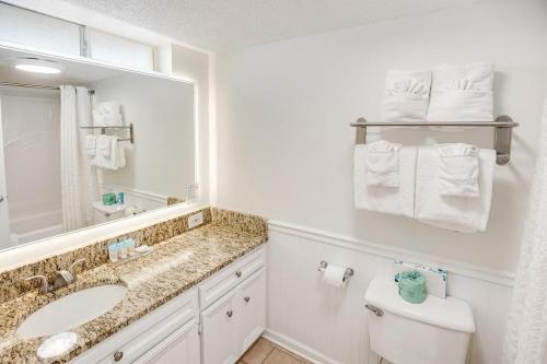 Ένα μπάνιο στο Essence of the Ocean 2nd Floor Oceanview Room