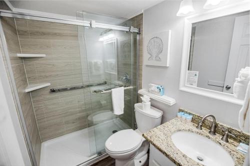 une salle de bain avec une douche, des toilettes et un lavabo dans l'établissement Ultimate Getaway Resort View King Room 1st Flr, à Pawleys Island
