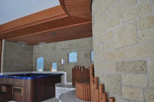 una chiesa con un muro in pietra e un soffitto in legno di MONOLOCALI del Villaggio PLONER Un passo dal cielo a Dobbiaco