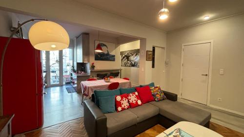 un soggiorno con divano e tavolo di Top Central Place with 2 bedrooms in Sofia a Sofia