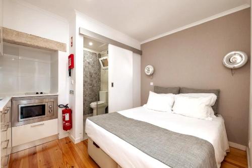 リスボンにあるMartin Vaz Home Designのベッドルーム(大型ベッド1台付)、バスルームが備わります。