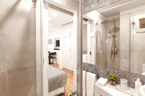 ein Bad mit einer Dusche und einem Waschbecken in der Unterkunft Martin Vaz Home Design in Lissabon