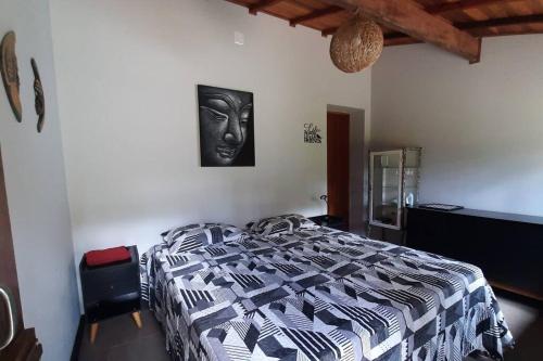 サン・フランシスコ・シャヴィエルにあるQuinta das Araucariasのベッドルーム1室(壁にマスク付きのベッド1台付)