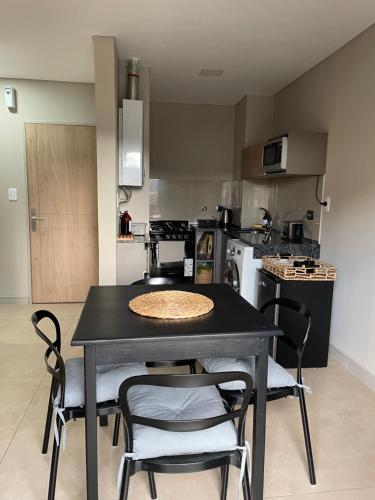 eine Küche mit einem Tisch und Stühlen in einer Küche in der Unterkunft Departamento céntrico Belgrano II in San Salvador de Jujuy