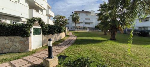 una acera en un patio al lado de un edificio en Denia Beach Apartment Jardín privado y piscina, en El Verger