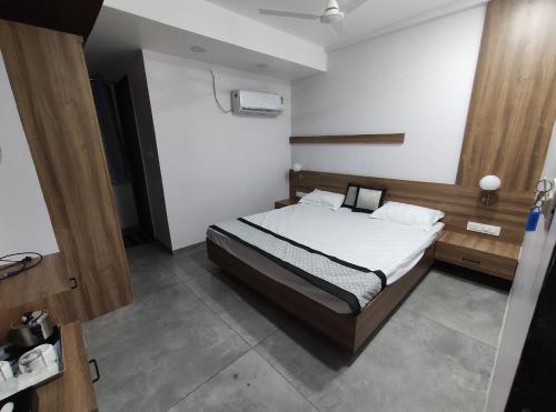 a bedroom with a bed in a room at HOTEL SHREE RAM in Rājpīpla