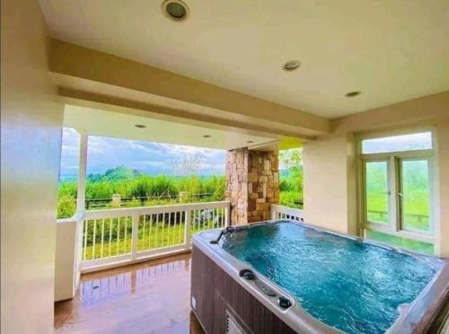 einen großen Pool in einem Zimmer mit Balkon in der Unterkunft The Glen Haven - Twin Lakes Tagaytay in Tagaytay