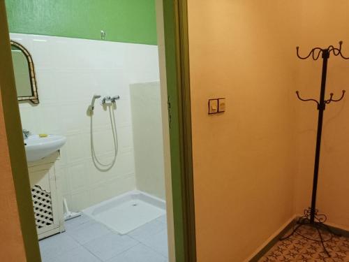 y baño con ducha y lavamanos. en Riad taddert, en Marrakech