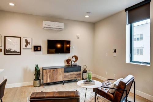 RALEIGH Studio with Full Kitchenにあるテレビまたはエンターテインメントセンター
